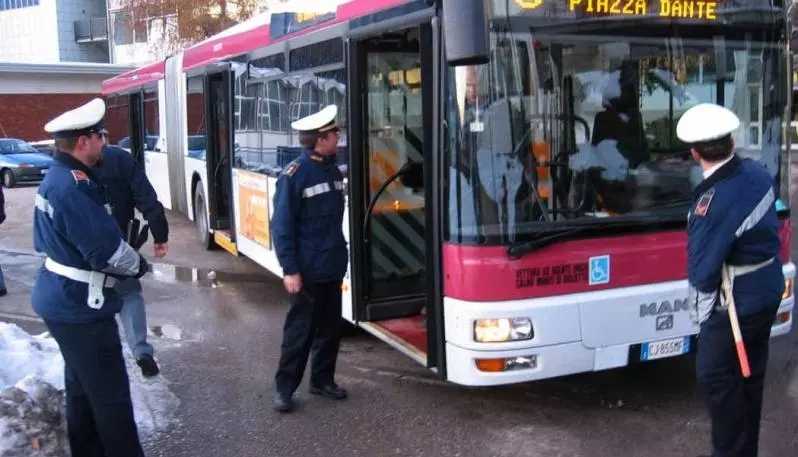 [散讲] 严打逃票! 罗马政府出动警察上公交车查